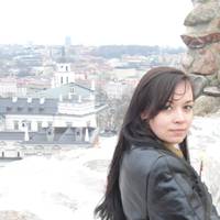 Мене шлюбні узи мого директора не зупиняли: я закохалася в нього як дівчисько. Намагалася зустрітися з ним в коридорі (як би випадково). Йшла йому назустріч і мило посміхалася. Мені здалося, що і він