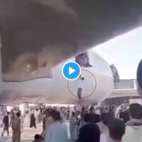 Чіпляються за шасі літака і падають під час польоту: журналісти показали моторошні кадри з Кабула