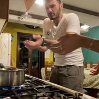 Дівчина показала італійцю як у нас варять спагеті — вийшло ну дуже смішно