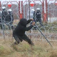 Велика група мігрантів штурмувала польський кордон, частині вдалося прорватись