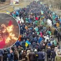 В Енергодарі місцеві жителі повалили флагшток із 