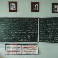 Окупанти залишали цинічне послання українським дітям на шкільній дошці (ФОТО)