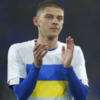 Зворушливий вчинок: Миколенко після матчу АПЛ отримав лист від стюарда з грошима для українців