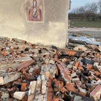 Її зафарбували, а вона знову проявилася: у Полтаві залишили стіну з зображенням Божої Матері під час демонтажу будівлі