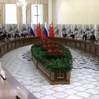 Путін провів переговори із лідером Китаю за столом, всередині якого стояла 