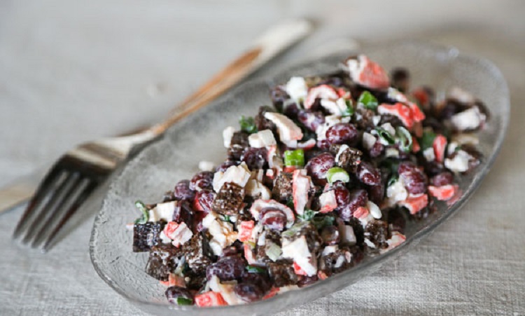 Салат с фасолью сухариками и крабовыми палочками. Салат из крабовых палочек с фасолью. Салат с фасолью сухариками и крабовыми палочками. Салат с фасолью сухариками и крабовыми палочками. Салат с фасолью сухариками и крабовыми палочками.