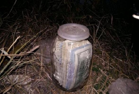 Чоловік, на Тернопільщині знайшов банку в якій було 20 тисяч доларів, але найцікавіше його чекало попереду Все буде Україна